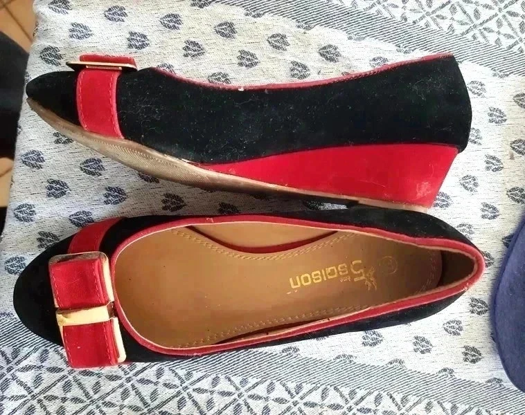 Sapato vermelho e preto com pequeno laço na frente e salto plataforma de 4 cm marca 5 eme saison tamanho 37 – photo 5